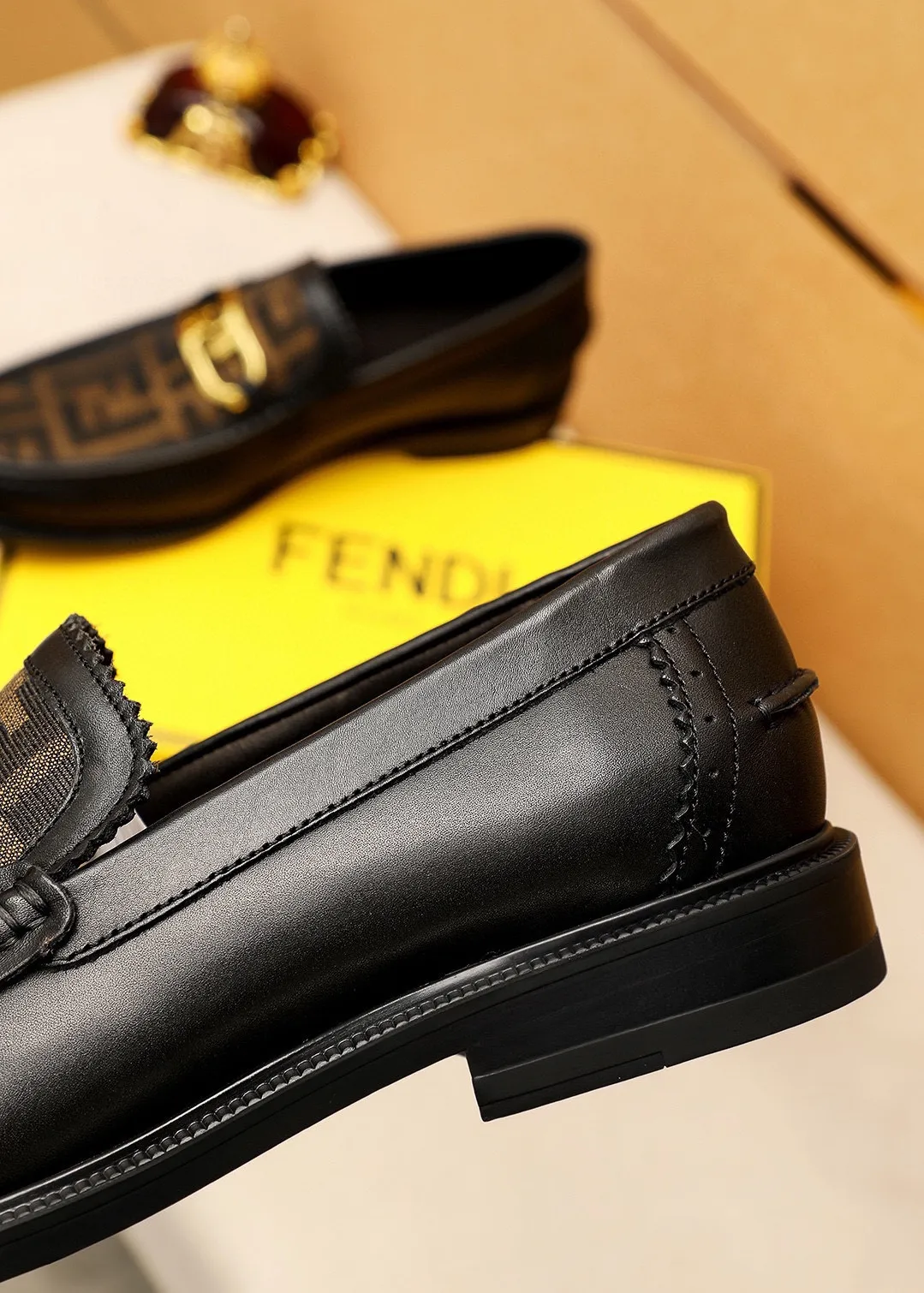 Men's shoes 💰460💰💐 Product trademark: FENDI [Fendi] casual leather shoes Regular size: 38-44 (45🉑️customized) Product materials: Selected imported first-layer cowhide upper + luxury hardware buckle, imported cowhide lining. Strong three-dimensional visual effect, rubber outsole Color: 2⃣️colors available